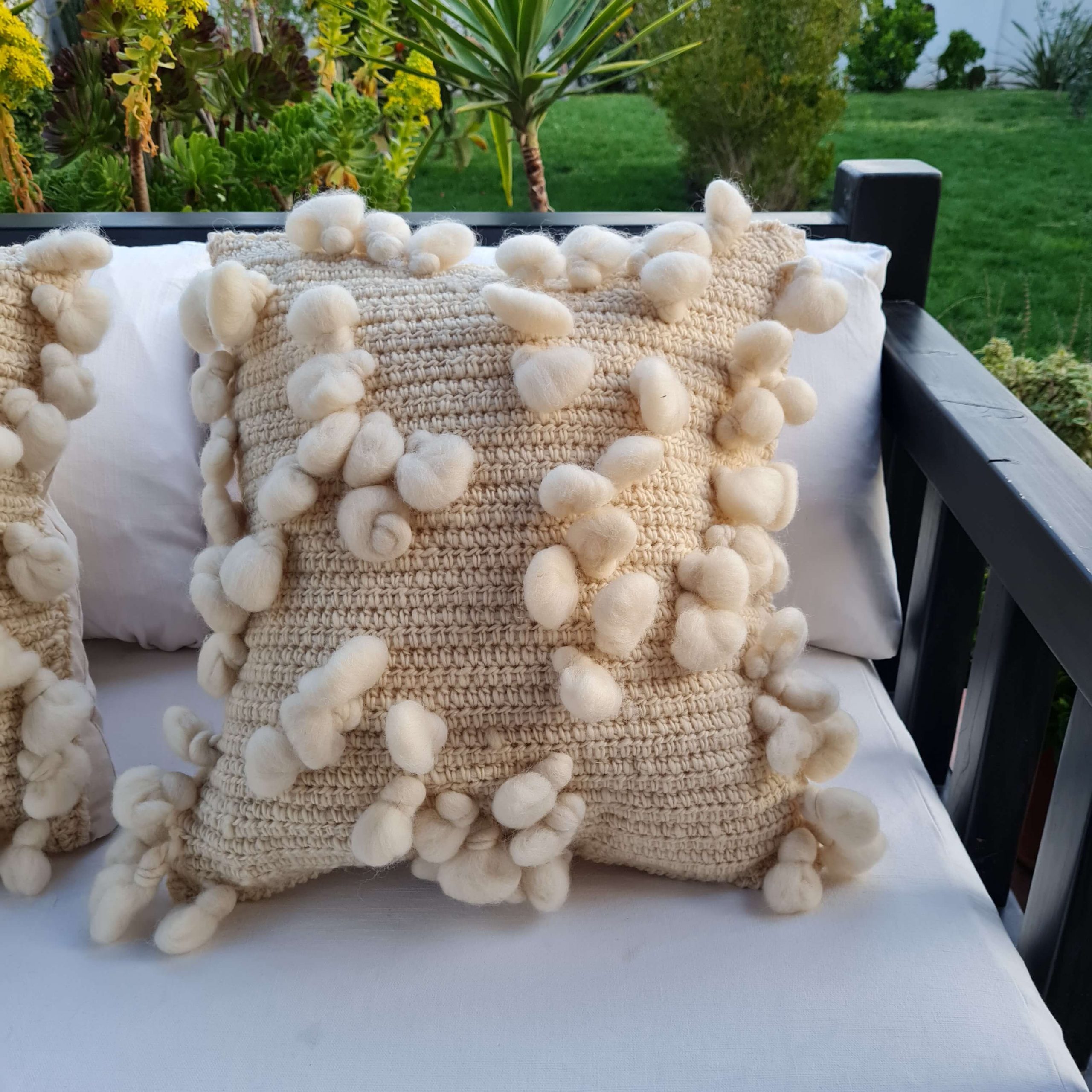 Cojín Crochet Lana Corriedale y Pompones