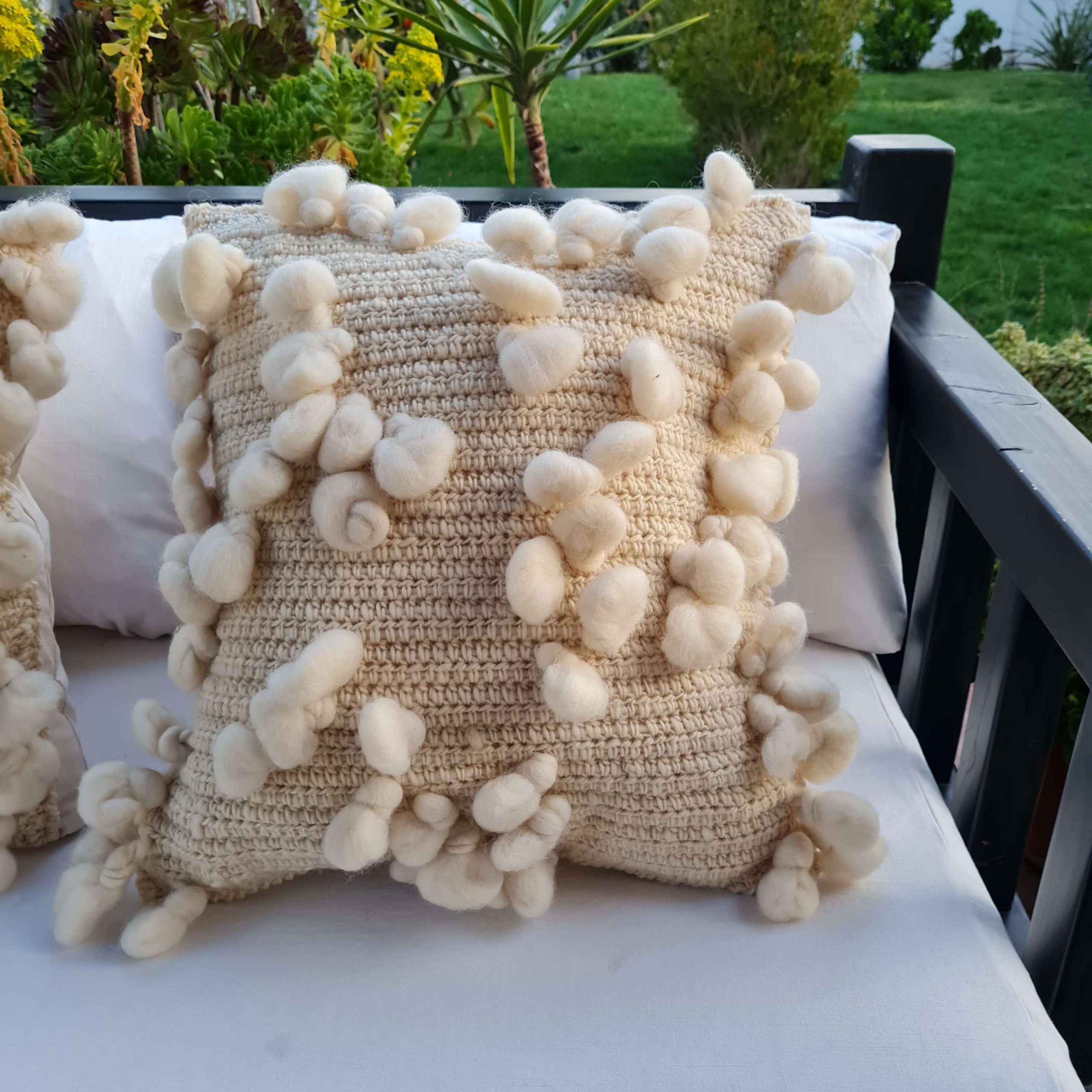 Cojín Crochet Lana Corriedale y Pompones